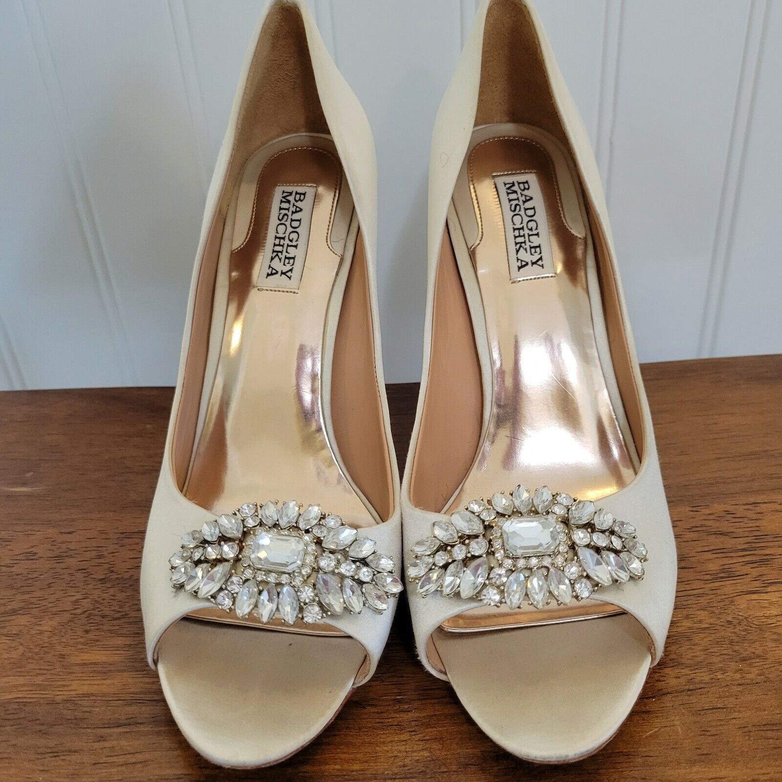 Badgley Mischka Cream Satin Heels Shoes Pumps Diamond Gem Accent | Size 9 / 40