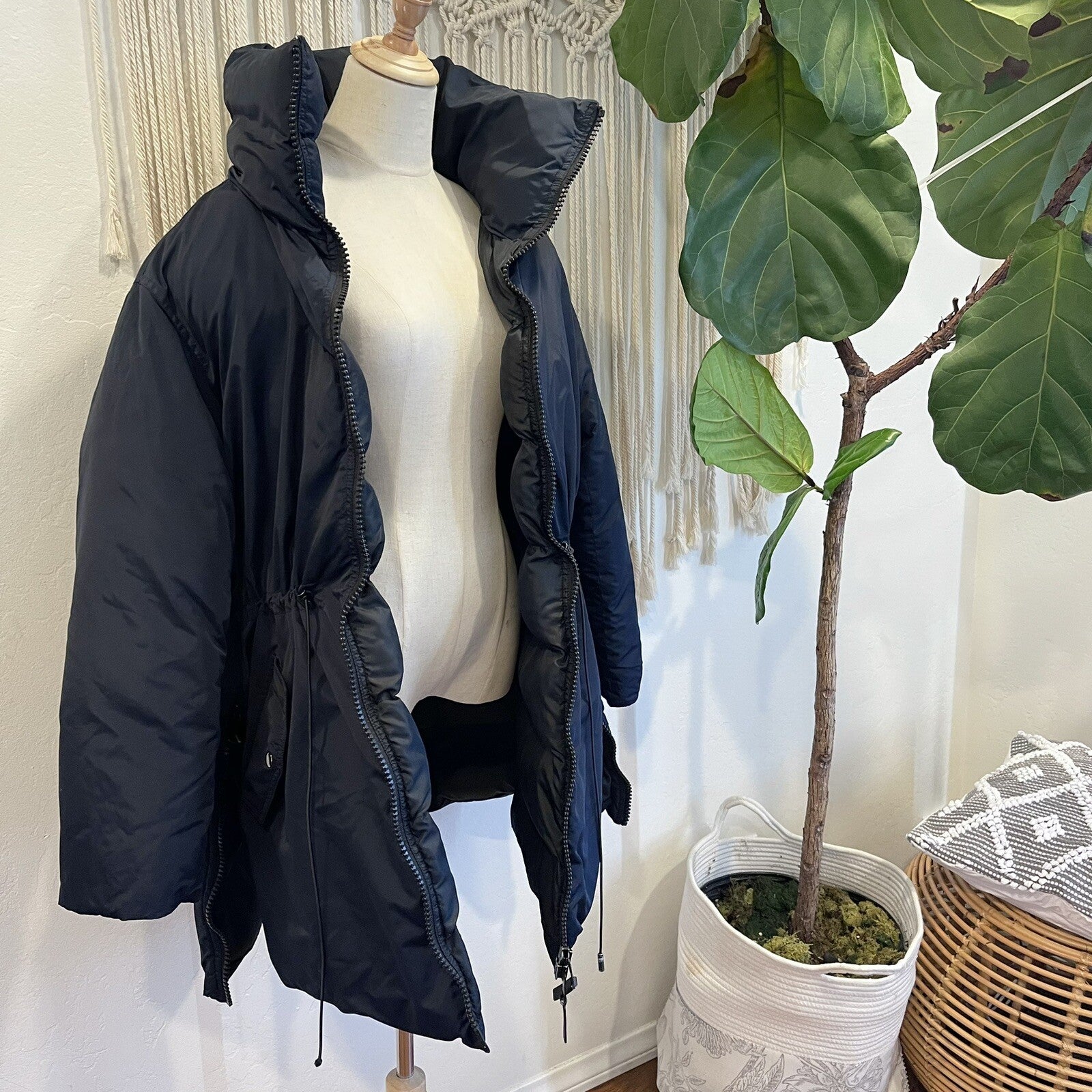 Club Monaco Navy Blue & Black Leander Zip Puffer Jacket Coat Parka - Size Large