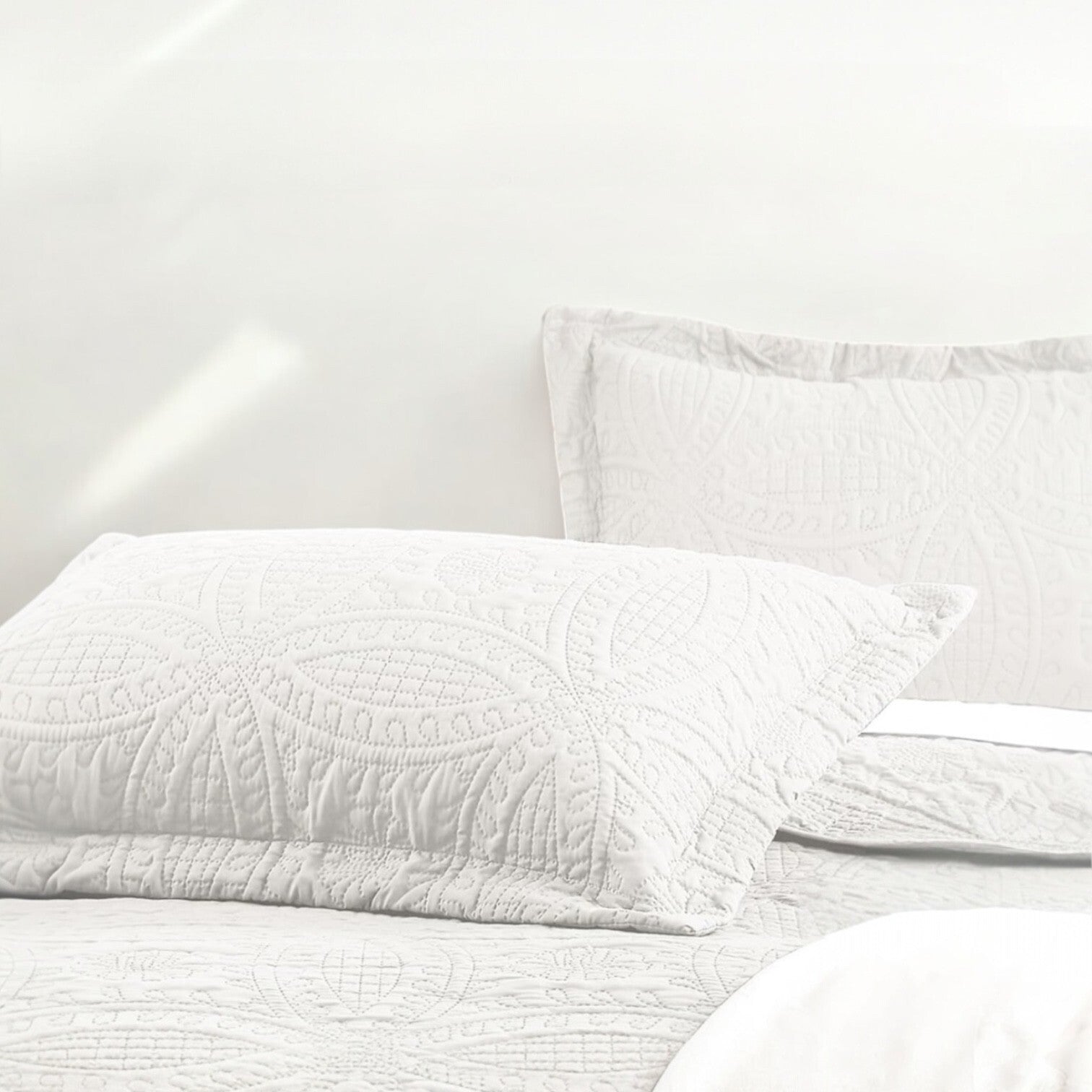 NEW West Elm White Embroidered Cal / King Boho Bedding Quilt Coverlet & Sham Set