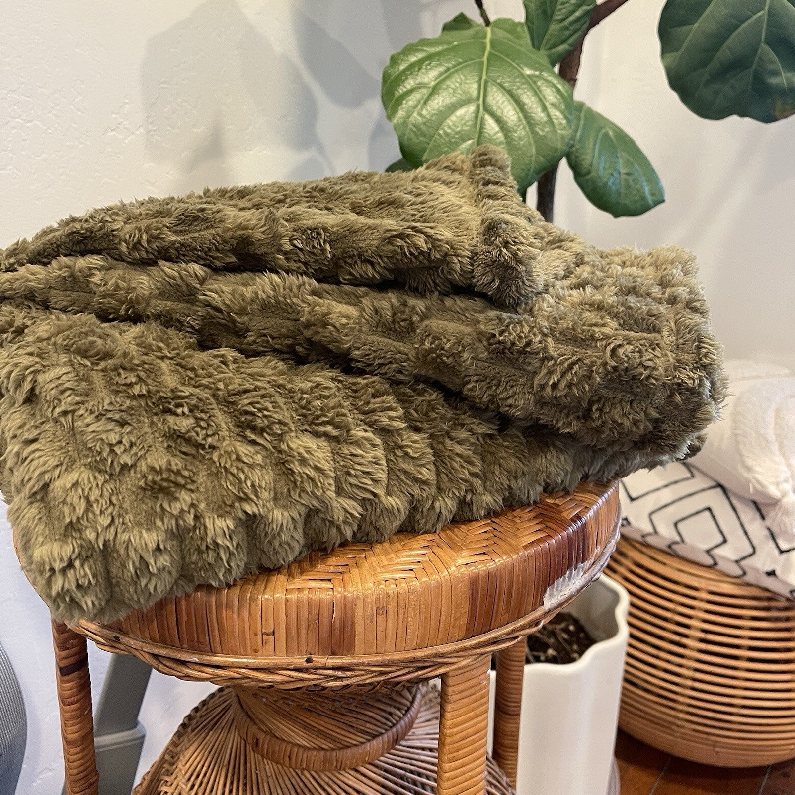 NEW West Elm Boho Dark Green Sherpa Ultra Soft Throw Blanket Bedding - 60" x 50"