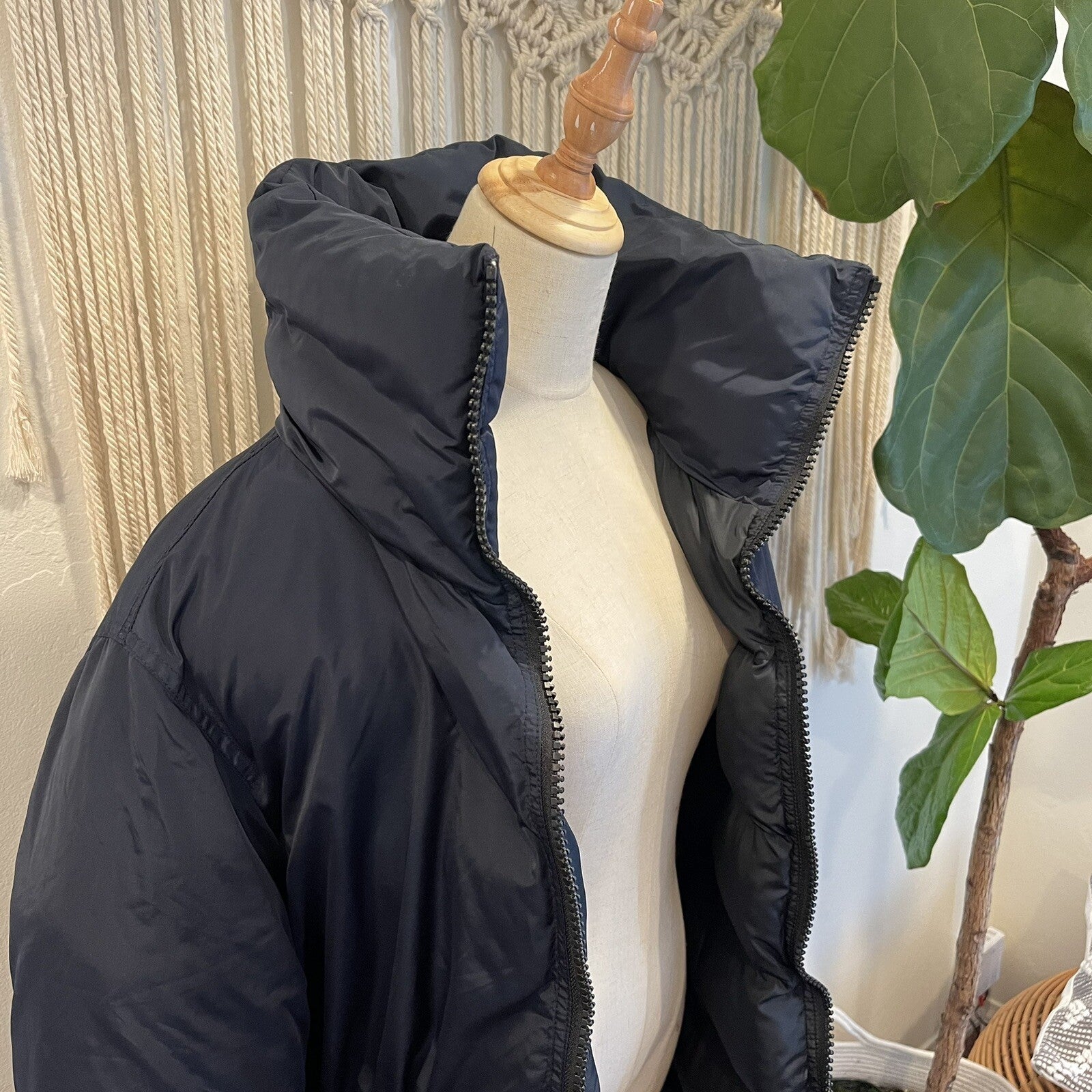 Club Monaco Navy Blue & Black Leander Zip Puffer Jacket Coat Parka - Size Large