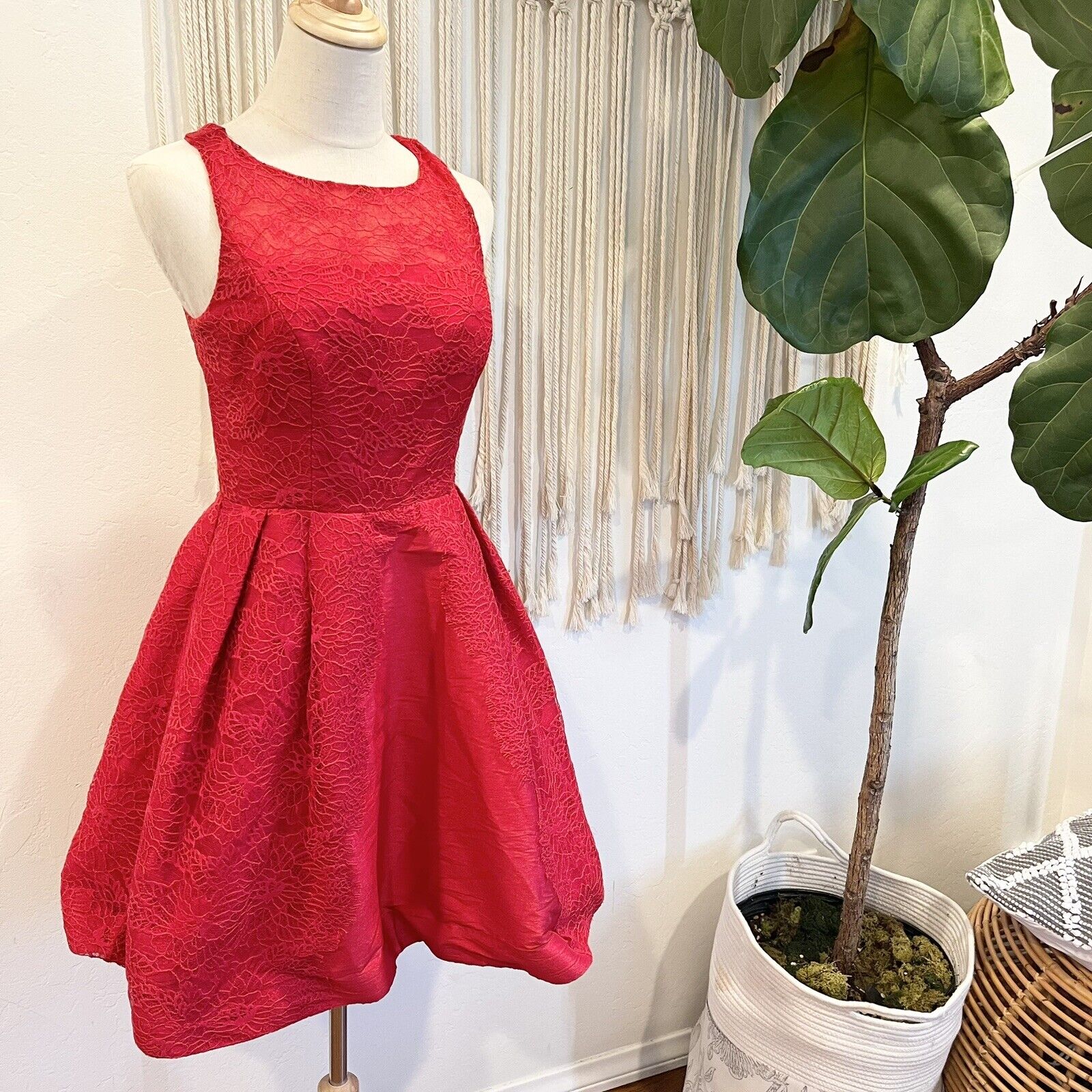Monique Lhuillier Red Lace Open Back Mark Mini Dress Formal Gown - Size Medium