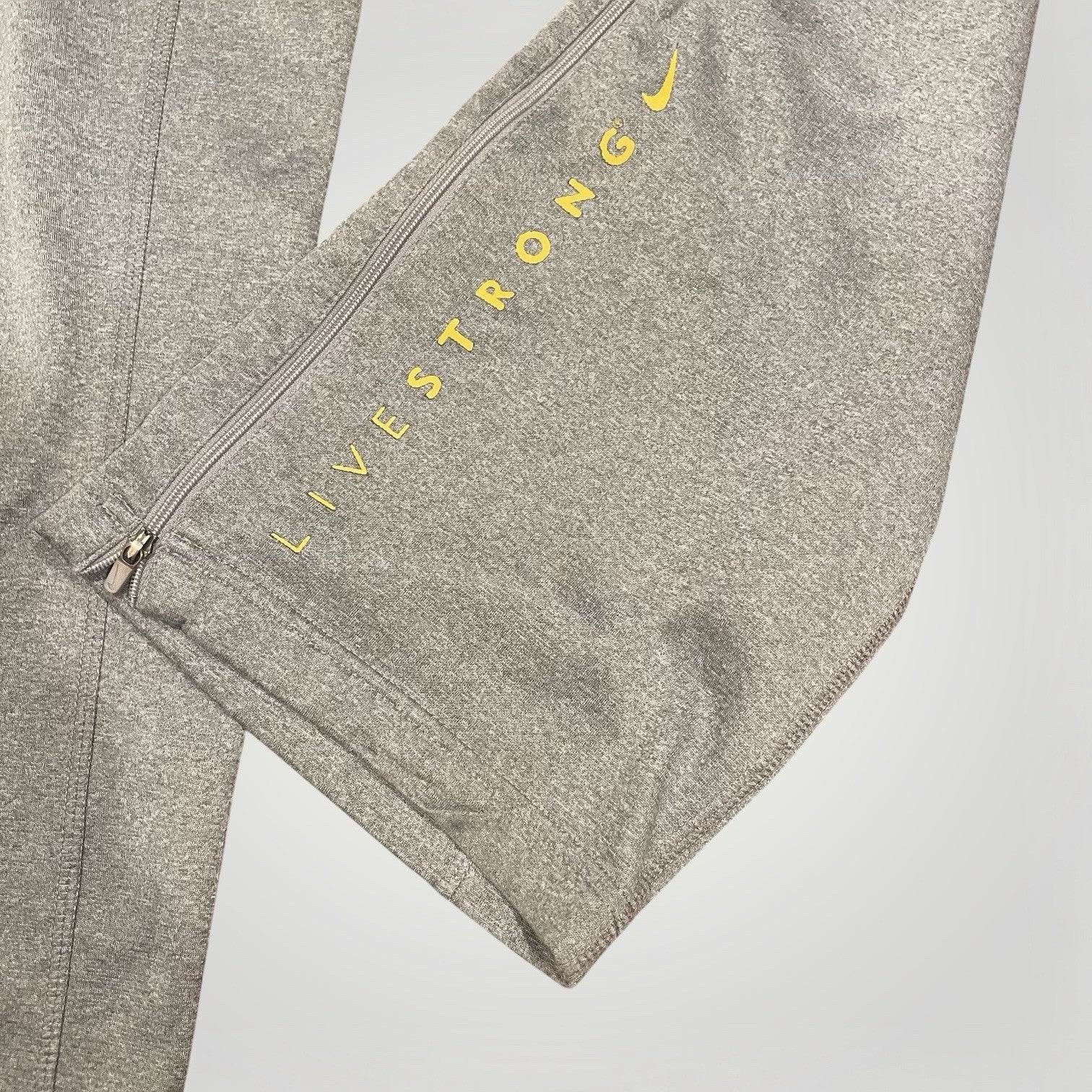 Nike Grey Therma-Fit Livestrong Logo Drawstring Joggers Sweatpants - Size Medium