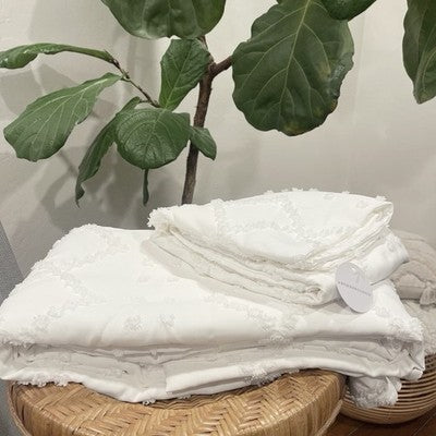 NEW Anthropologie White Queen / King Embroidered Tassel Bedspread Duvet Sham Set