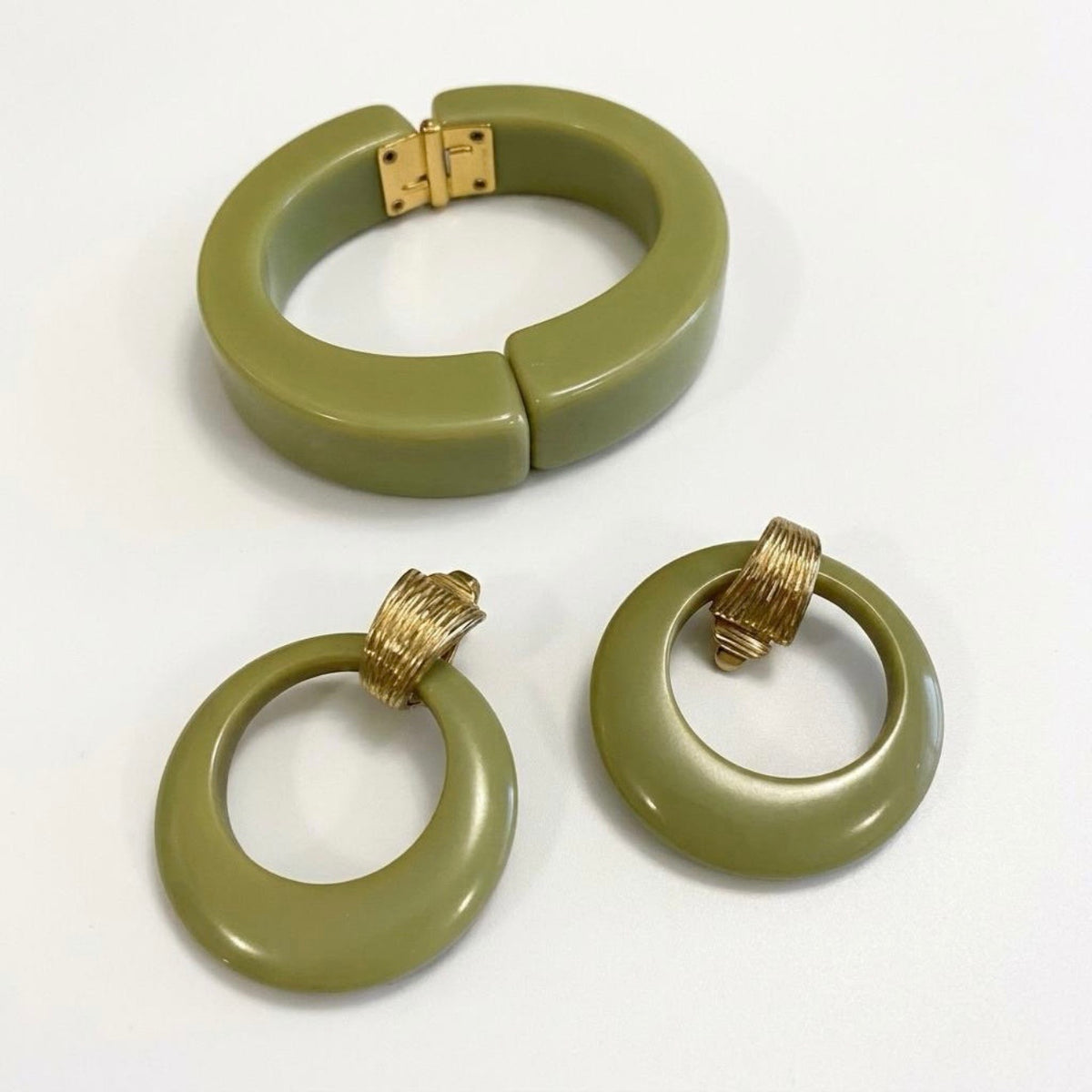 Vintage Bakelite 1930s Green Gold Clamper Hinged Bracelet & Earring Jewelry Set