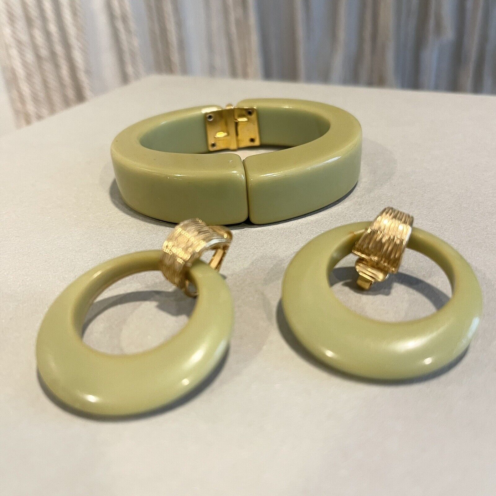 Vintage Bakelite 1930s Green Gold Clamper Hinged Bracelet & Earring Jewelry Set