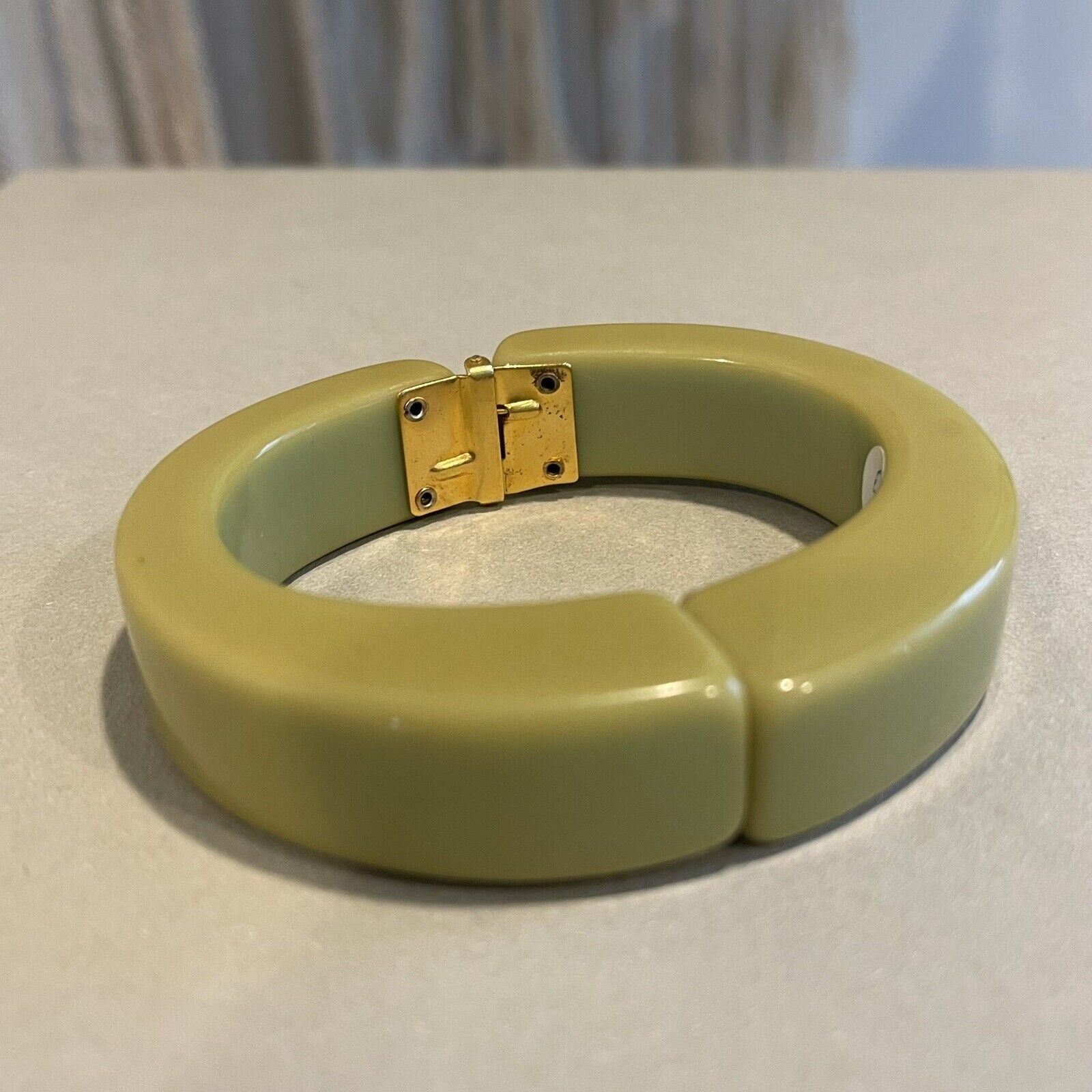 Vintage Bakelite 1930s Green Gold Clamper Hinged Bracelet & Earring Jewelry Set