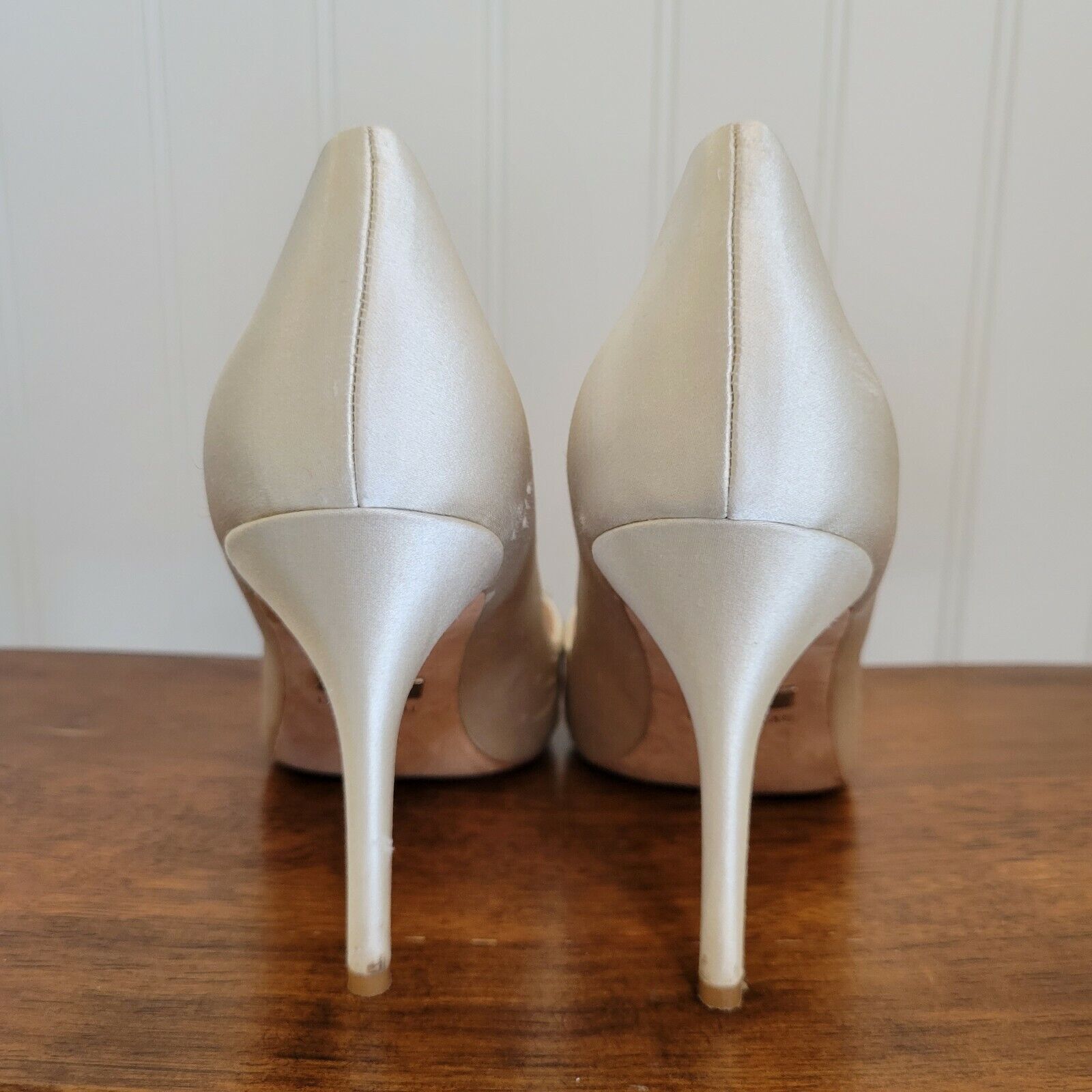 Badgley Mischka Cream Satin Heels Shoes Pumps Diamond Gem Accent | Size 9 / 40