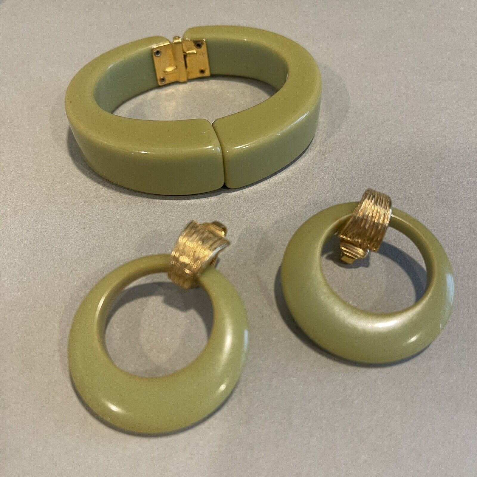 Vintage Bakelite 1930s Green Gold Clamper Hinged Bracelet & Earring Jewelry Set