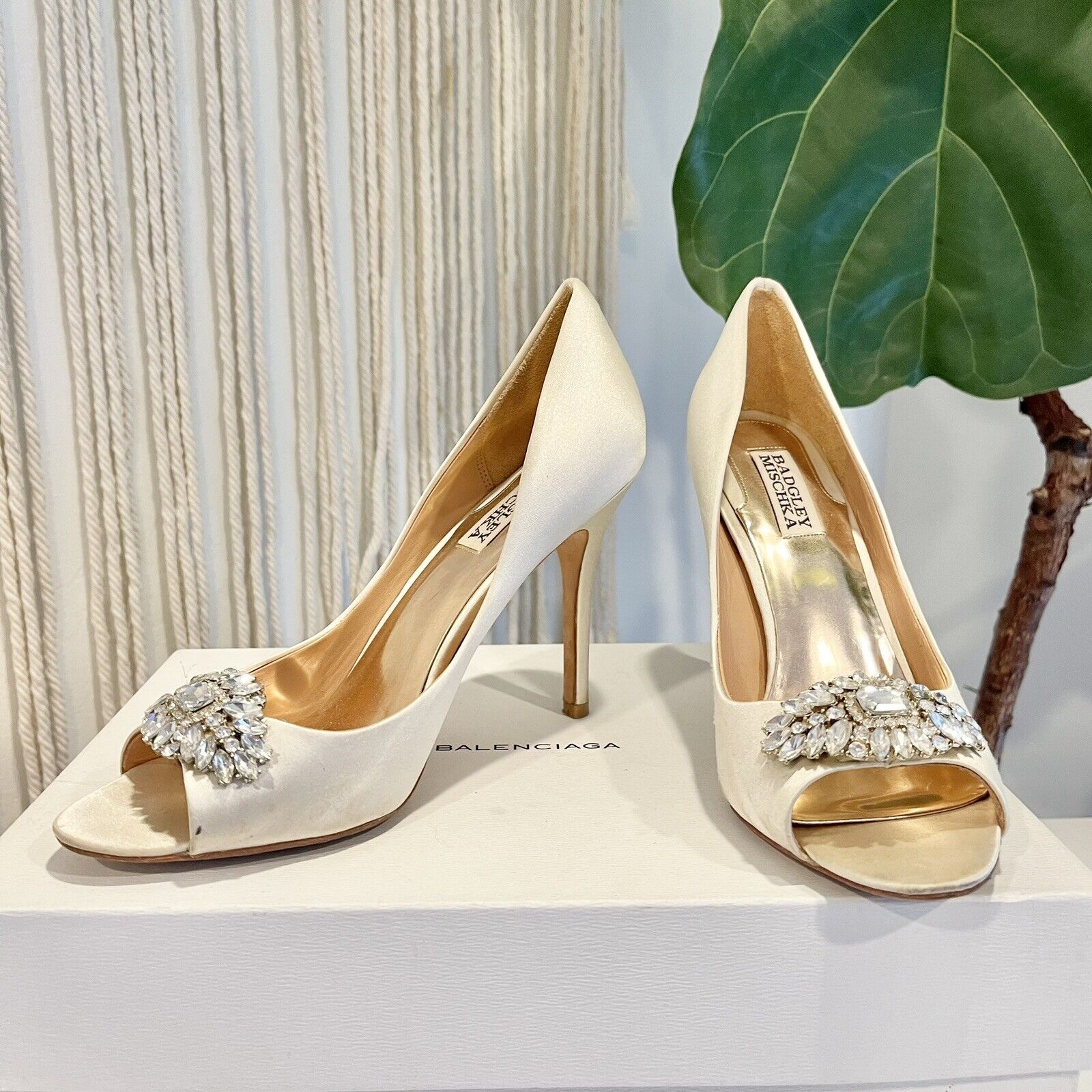 Badgley Mischka Cream Satin Heels Shoes Pumps Diamond Gem Accent | Size 9 / 40