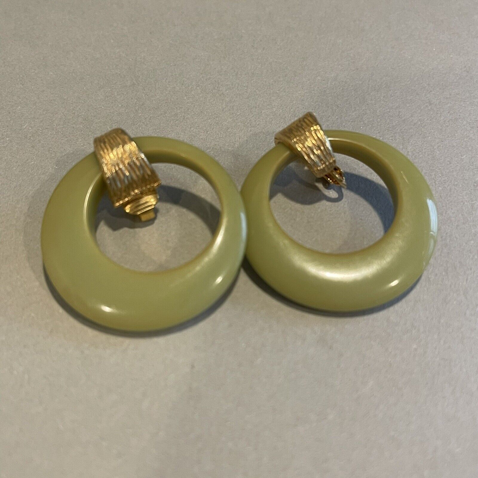 Vintage Bakelite 1930s Green Gold Clamper Hinged Bracelet & Earring Jewelry Set