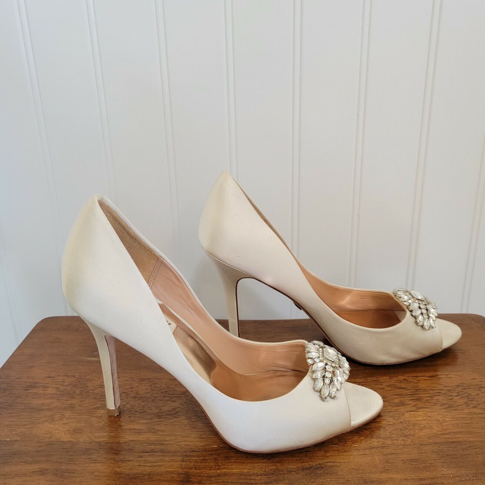 Badgley Mischka Cream Satin Heels Shoes Pumps Diamond Gem Accent | Size 9 / 40