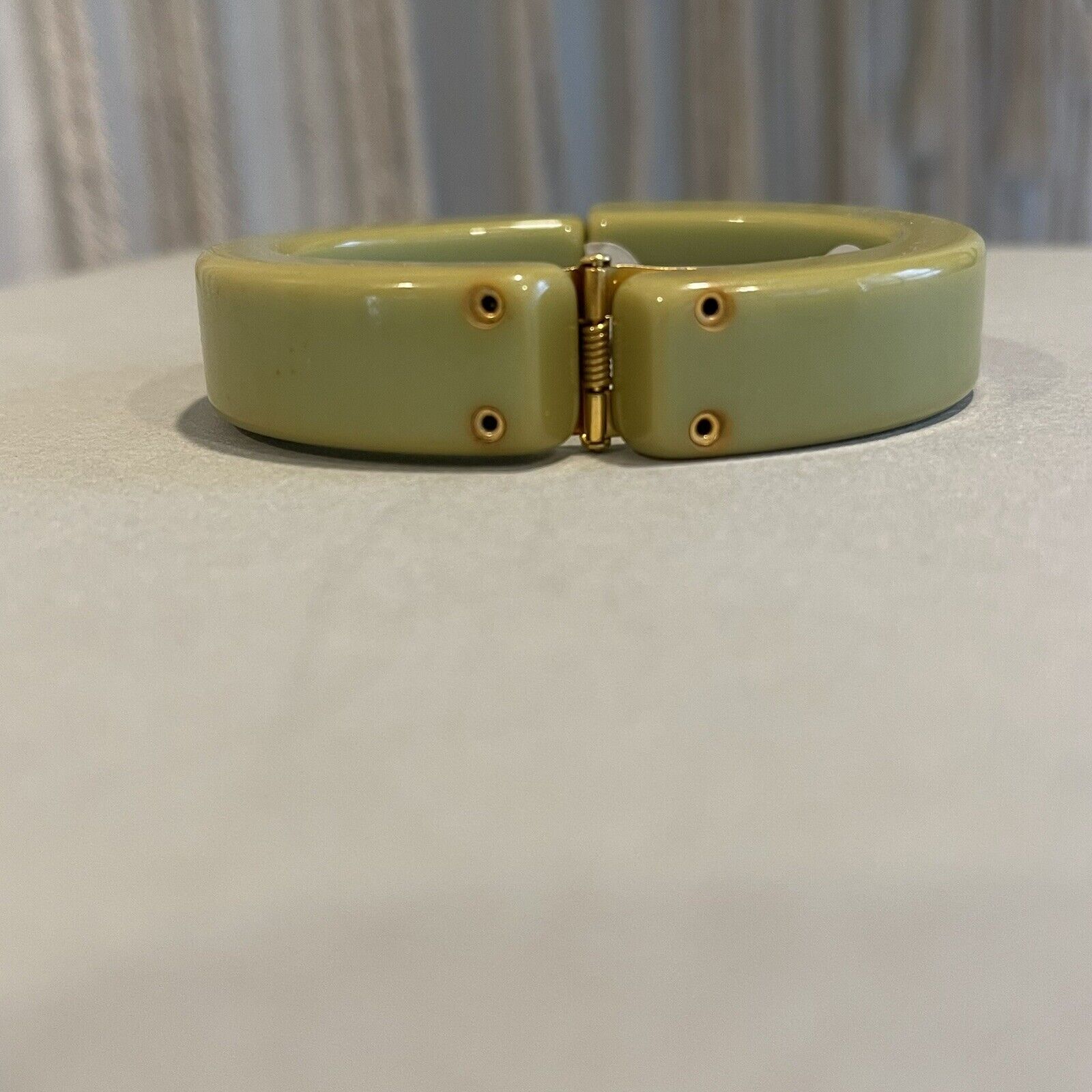 Vintage Bakelite 1930s Green Gold Clamper Hinged Bracelet & Earring Jewelry Set