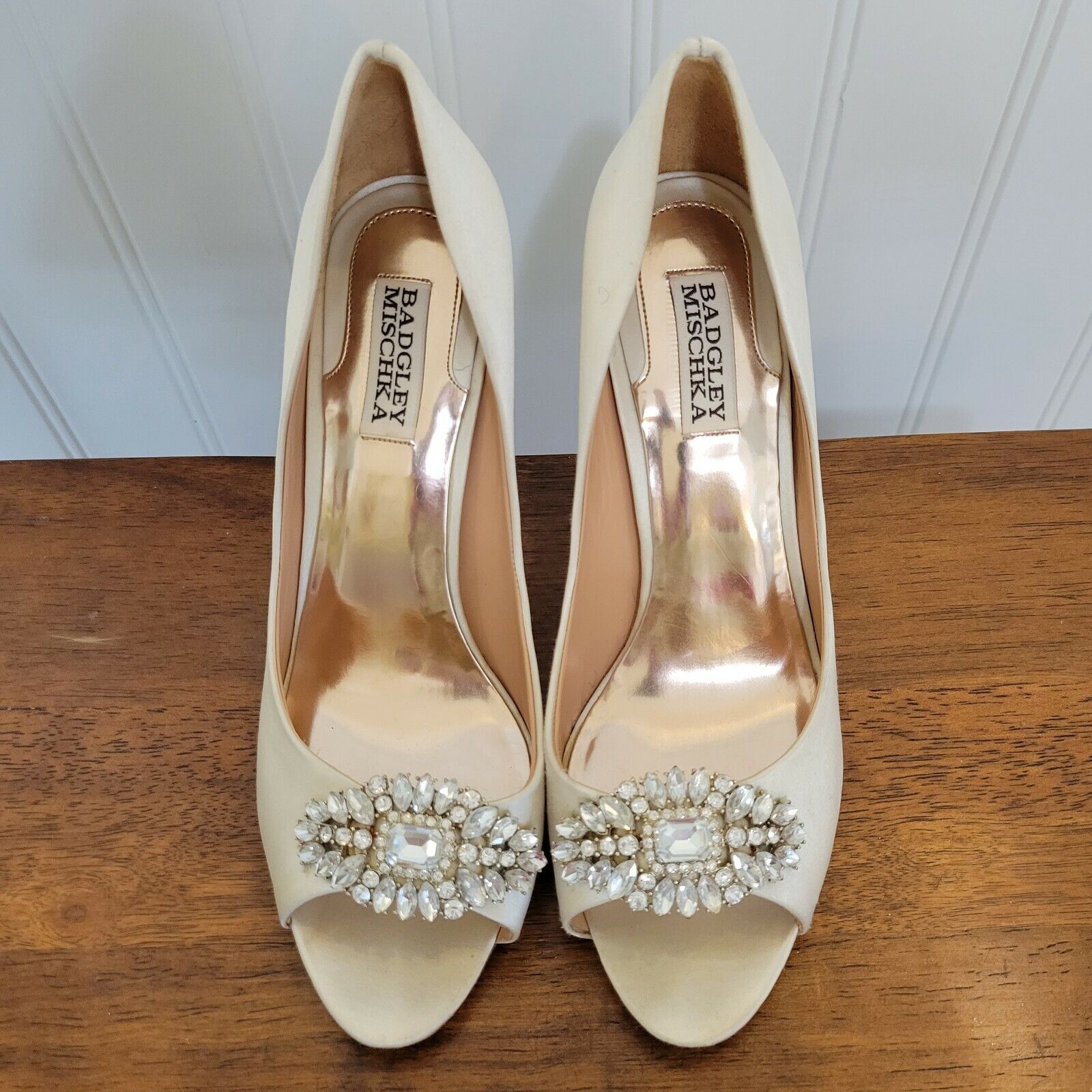 Badgley Mischka Cream Satin Heels Shoes Pumps Diamond Gem Accent | Size 9 / 40