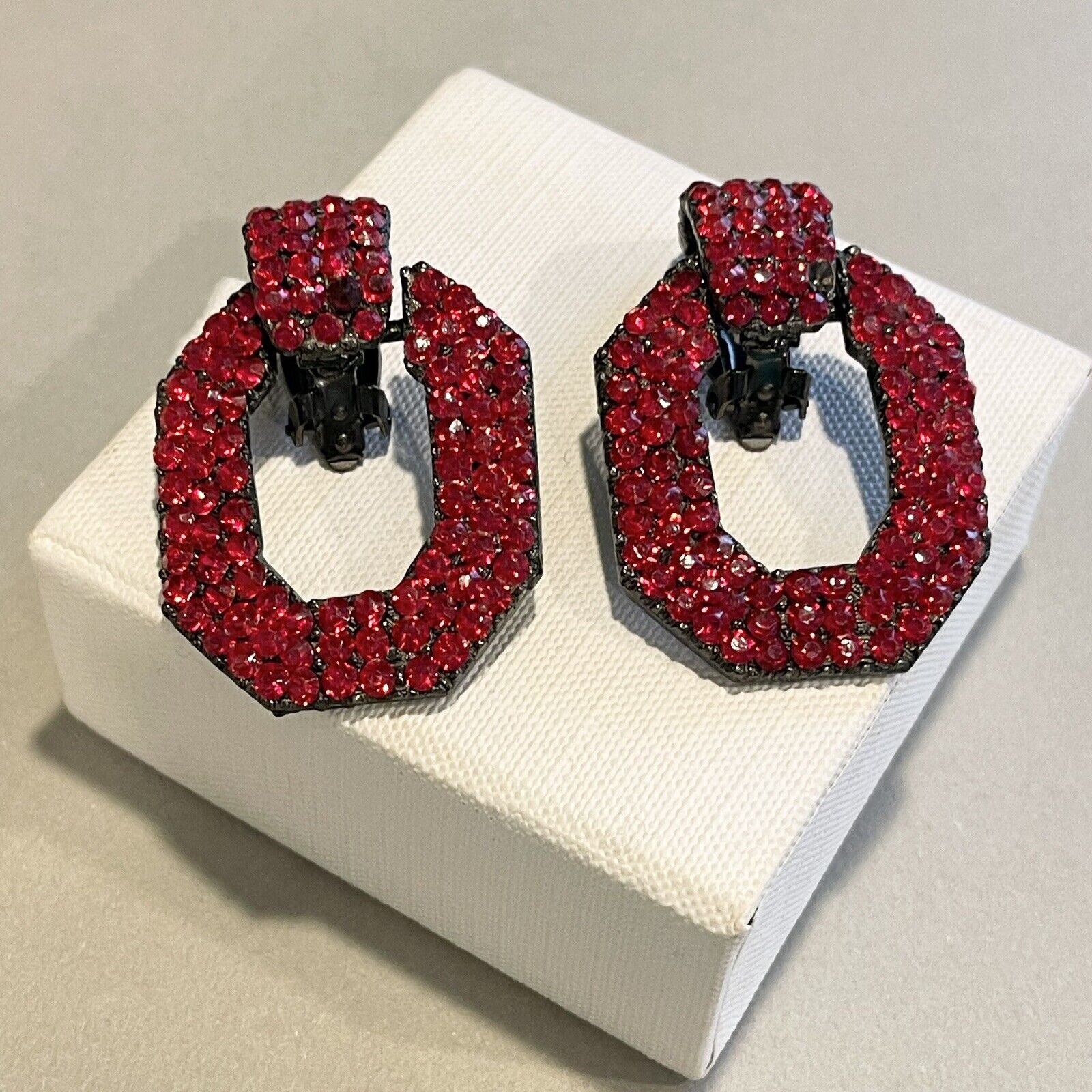 Vintage 1980s Thelma Deutsch Red Crystal & Gun Metal Clip-on Dangle Earrings