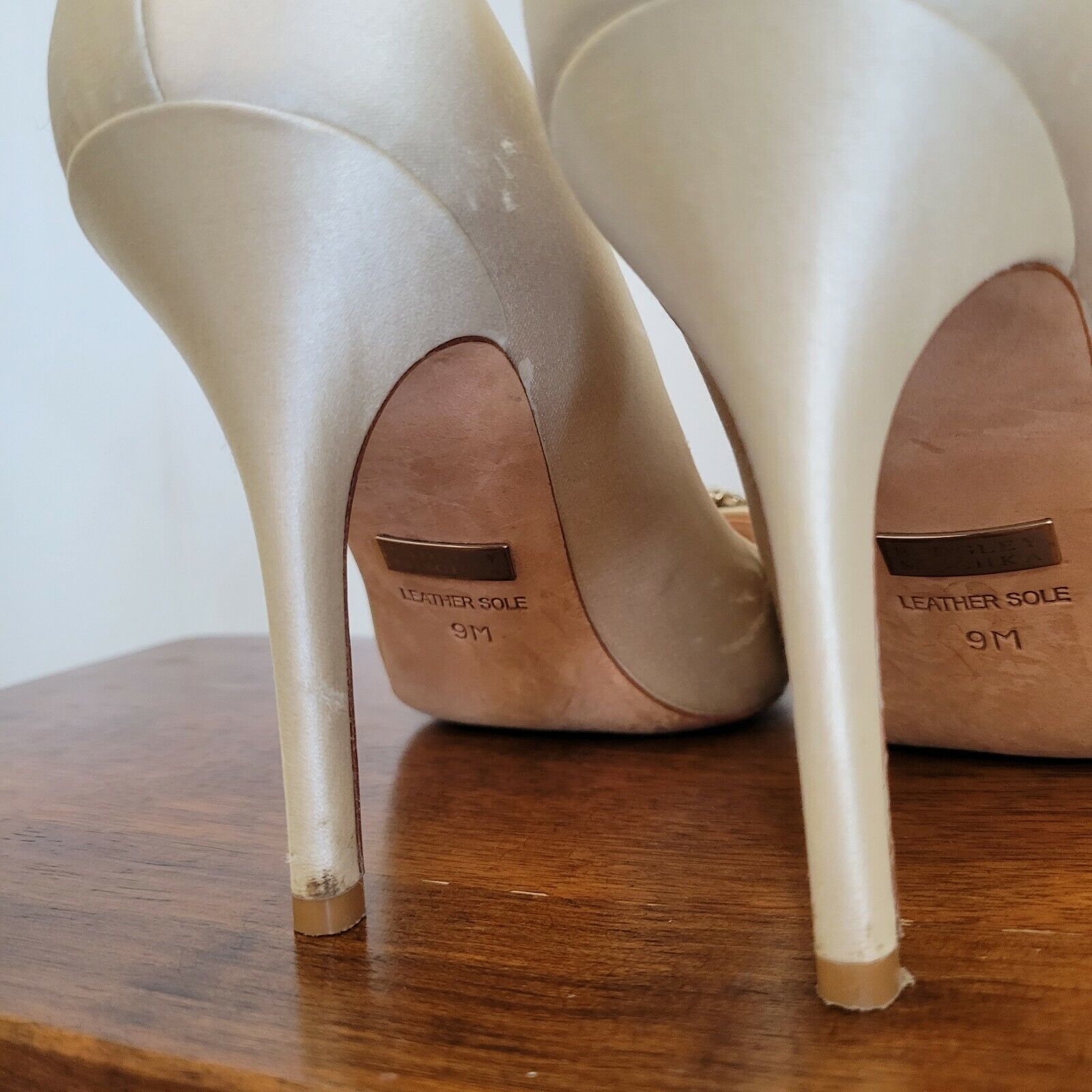 Badgley Mischka Cream Satin Heels Shoes Pumps Diamond Gem Accent | Size 9 / 40