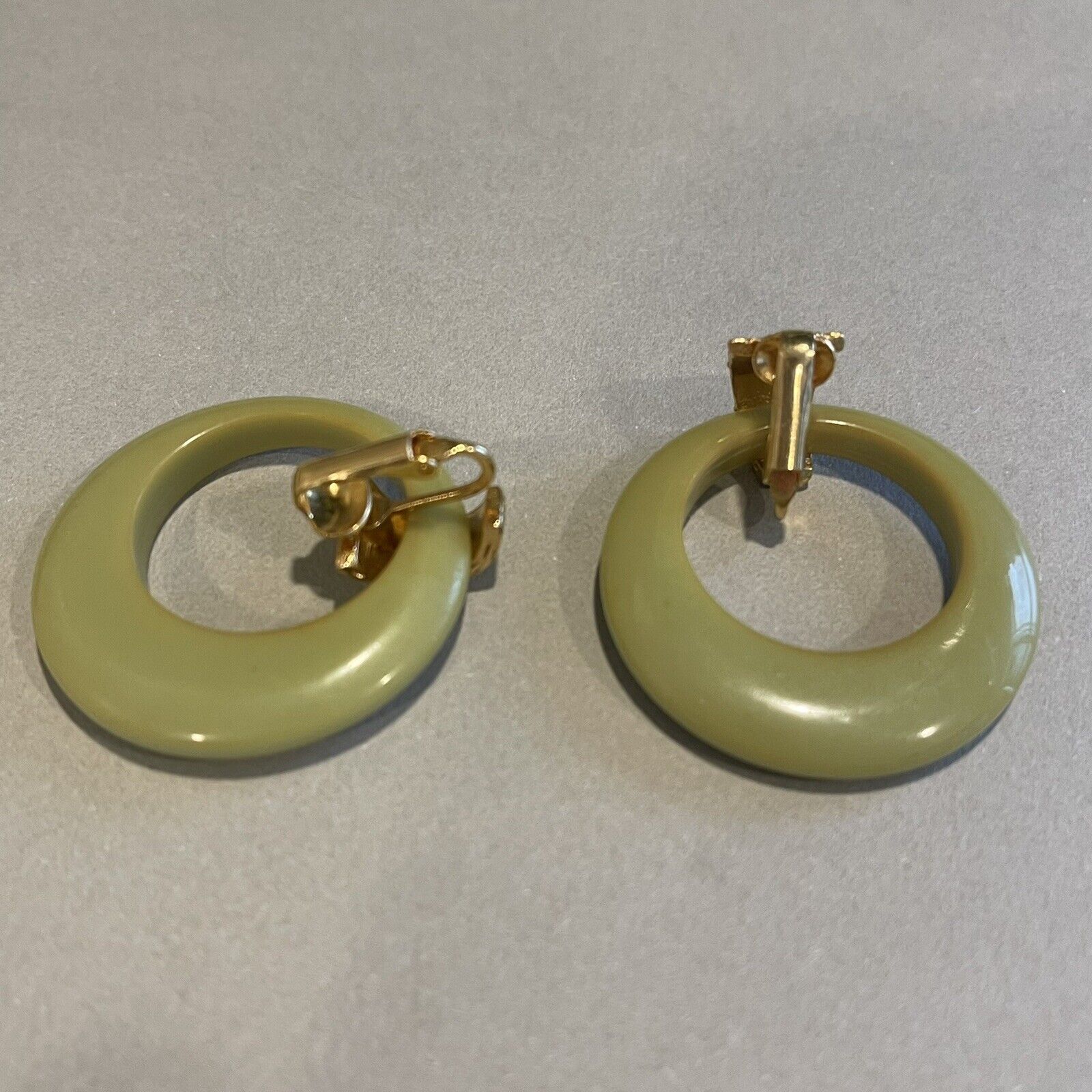 Vintage Bakelite 1930s Green Gold Clamper Hinged Bracelet & Earring Jewelry Set