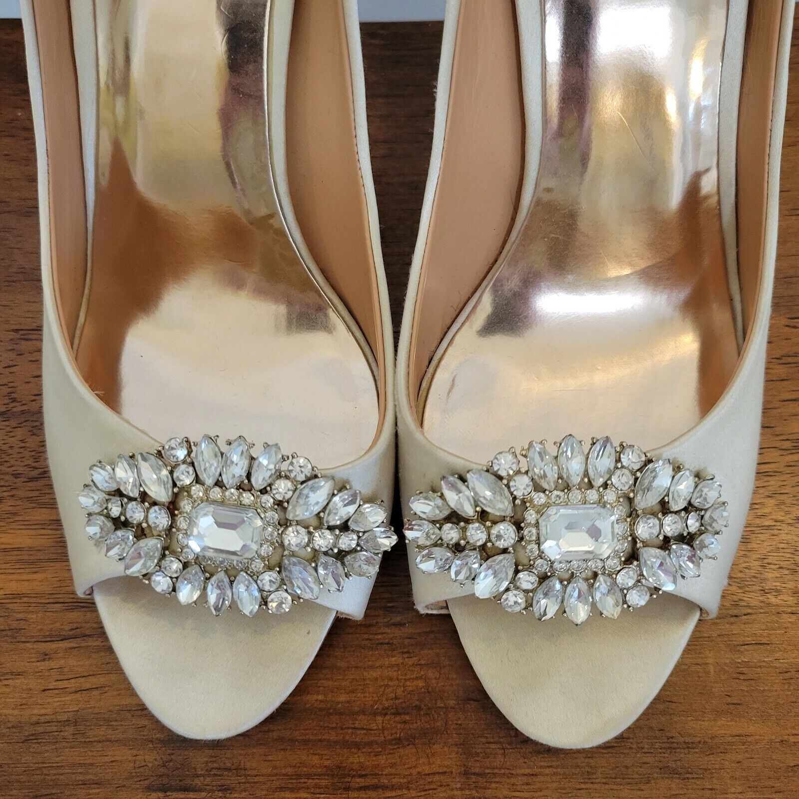 Badgley Mischka Cream Satin Heels Shoes Pumps Diamond Gem Accent | Size 9 / 40