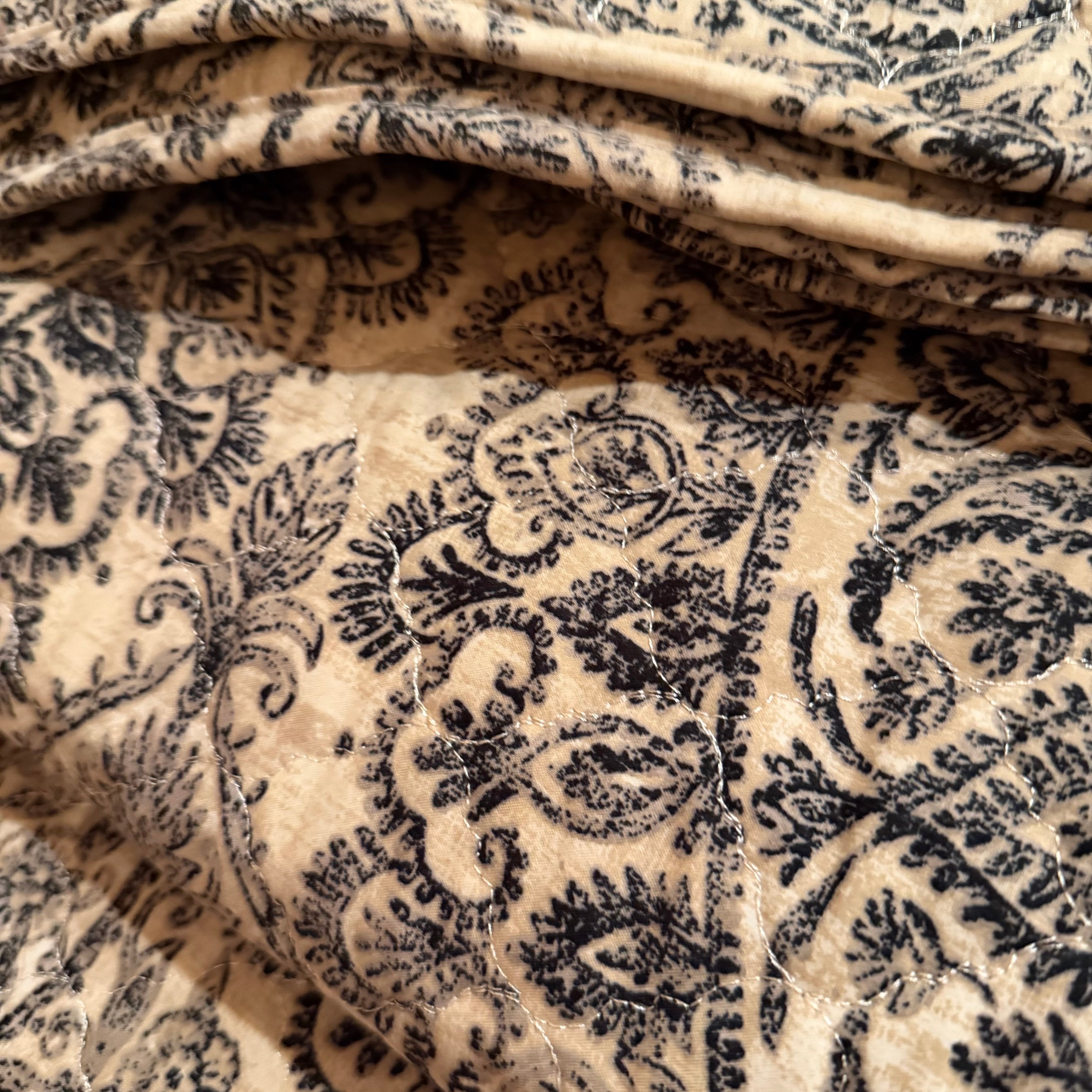 NEW West Elm Black & White Full / Queen Paisley Bedspread Quilt & Sham Case Set