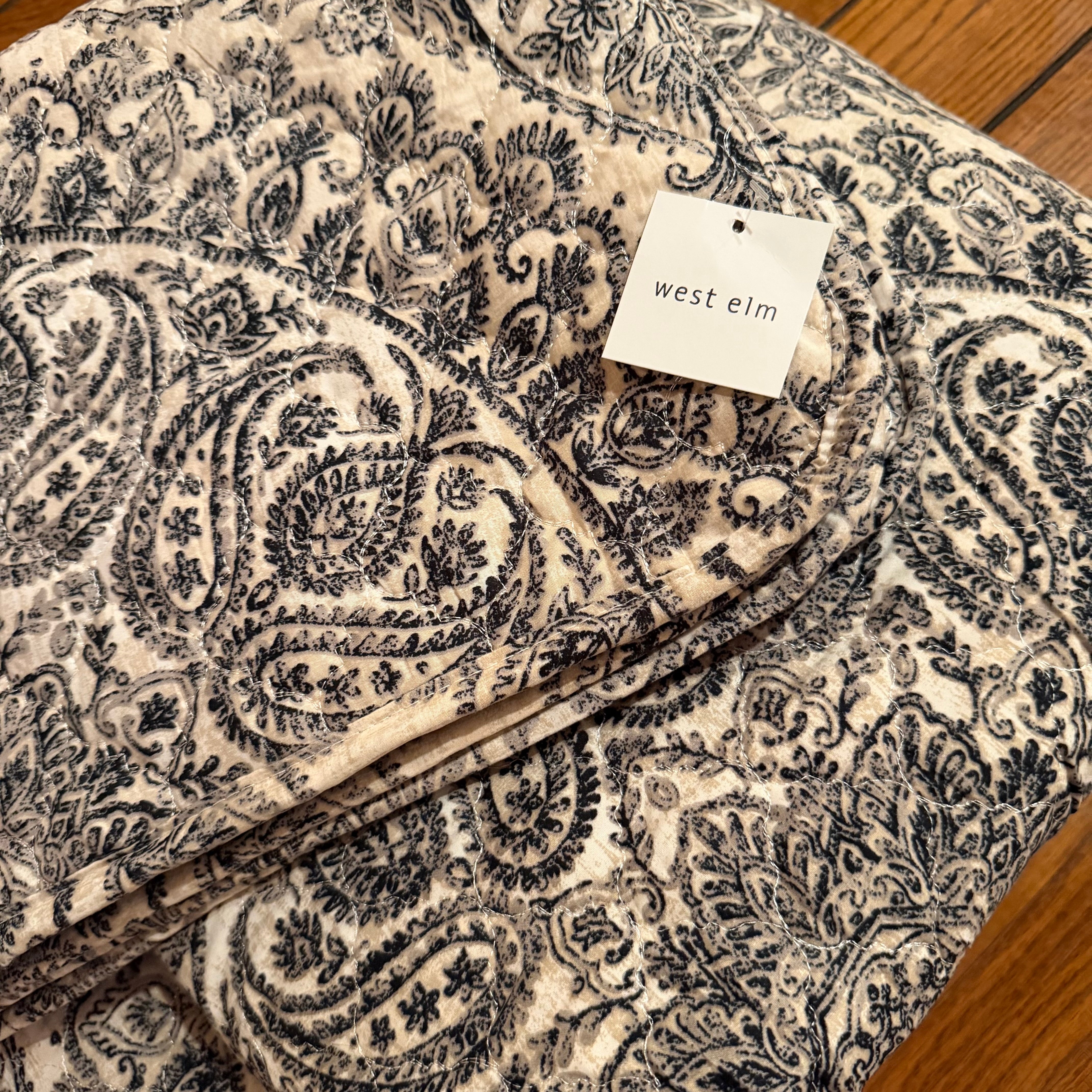 NEW West Elm Black & White Full / Queen Paisley Bedspread Quilt & Sham Case Set